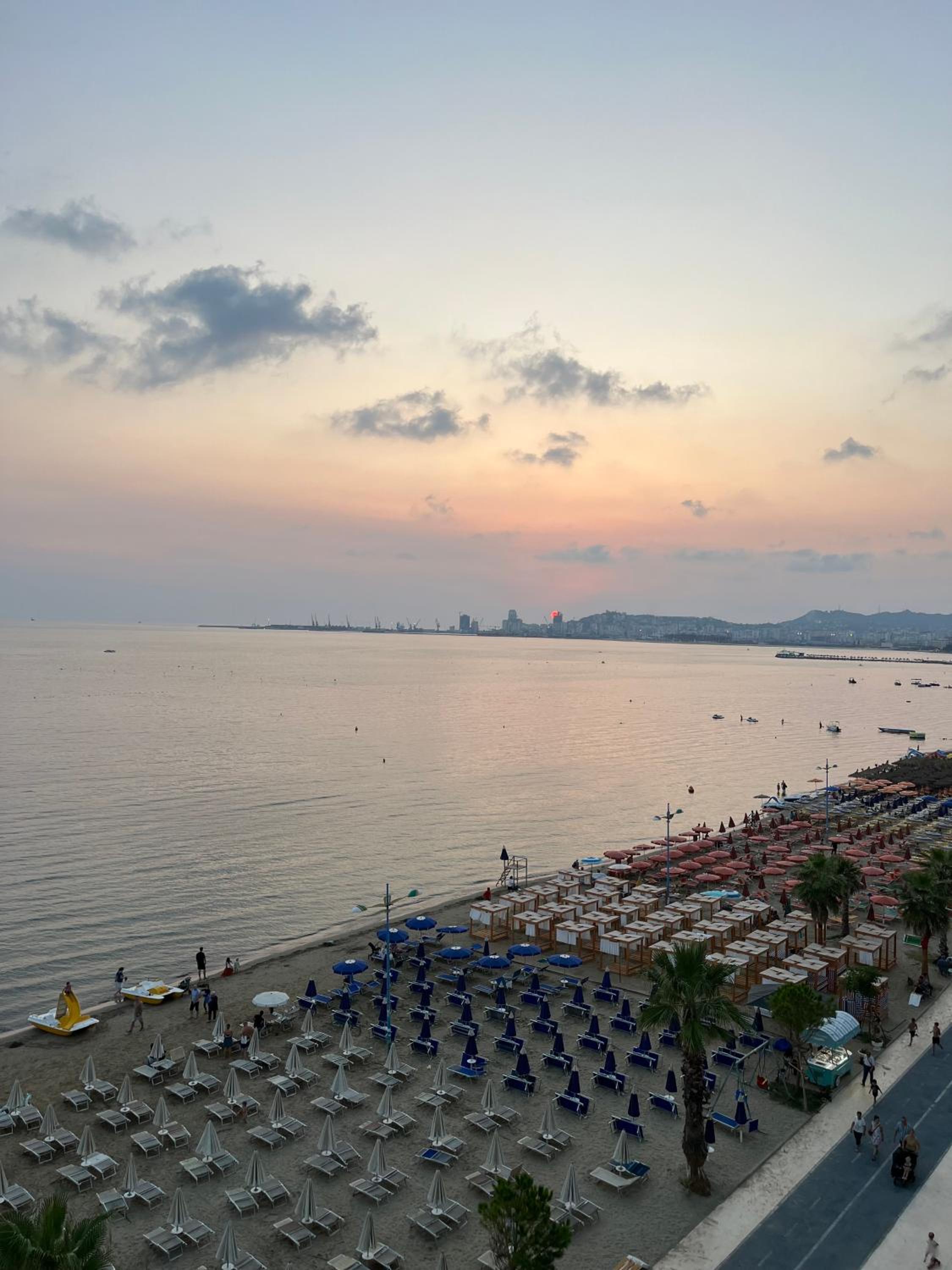 Sun, Sea and Serenity - Beachfront Apt with Sunset Views and Soothing Waves