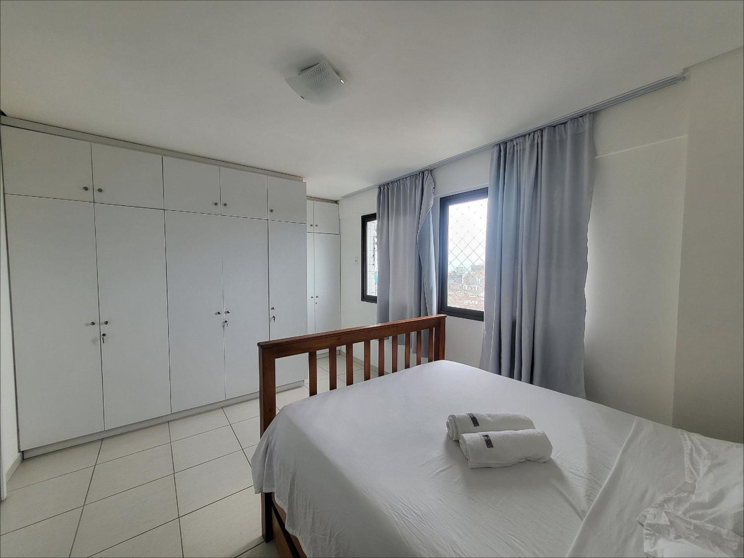 Confortável apartamento com 2 quartos, sendo um suíte, varanda, ampla sala, cozinha área de serviço e banheiro social