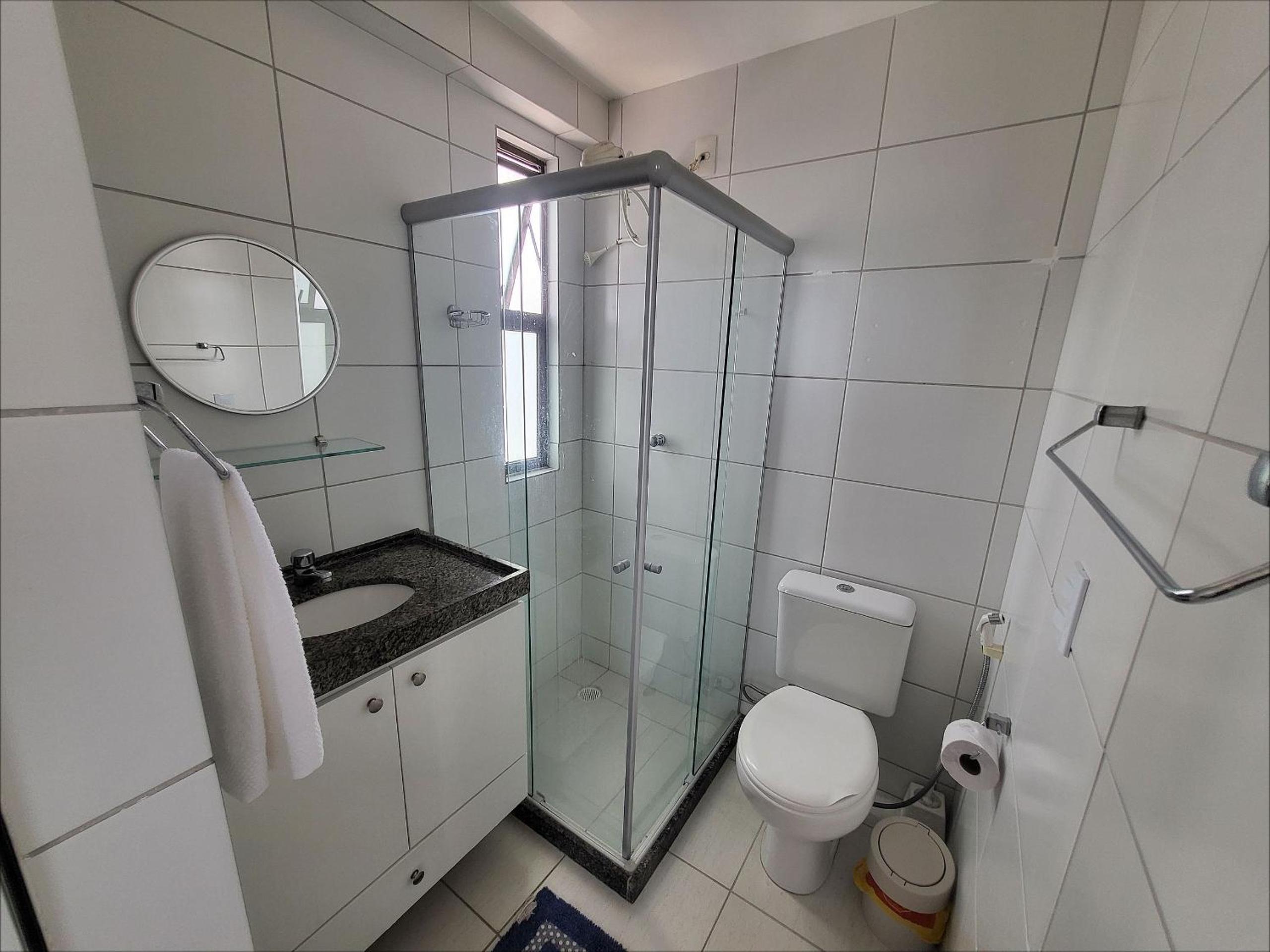 Confortável apartamento com 2 quartos, sendo um suíte, varanda, ampla sala, cozinha área de serviço e banheiro social
