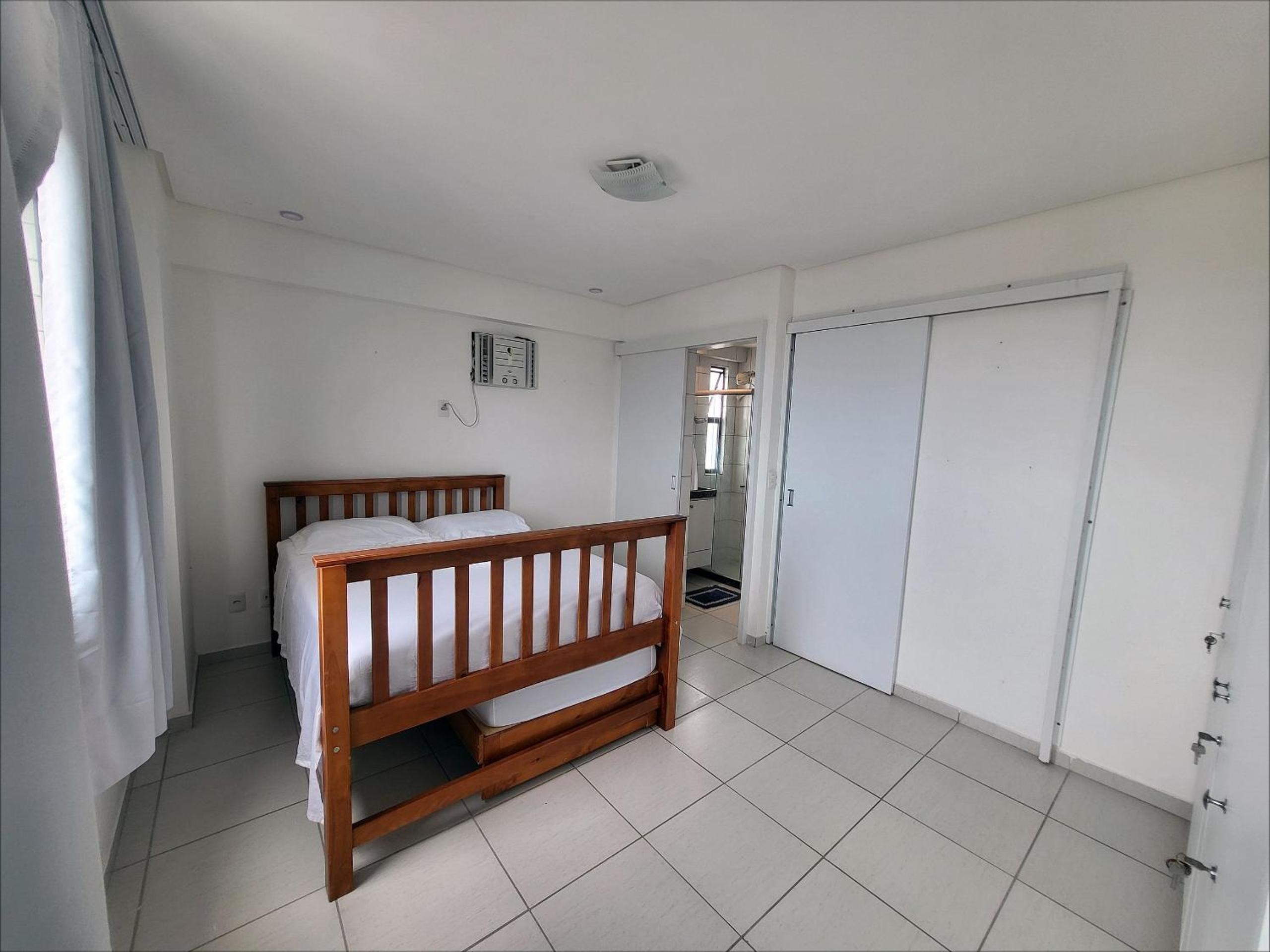 Confortável apartamento com 2 quartos, sendo um suíte, varanda, ampla sala, cozinha área de serviço e banheiro social