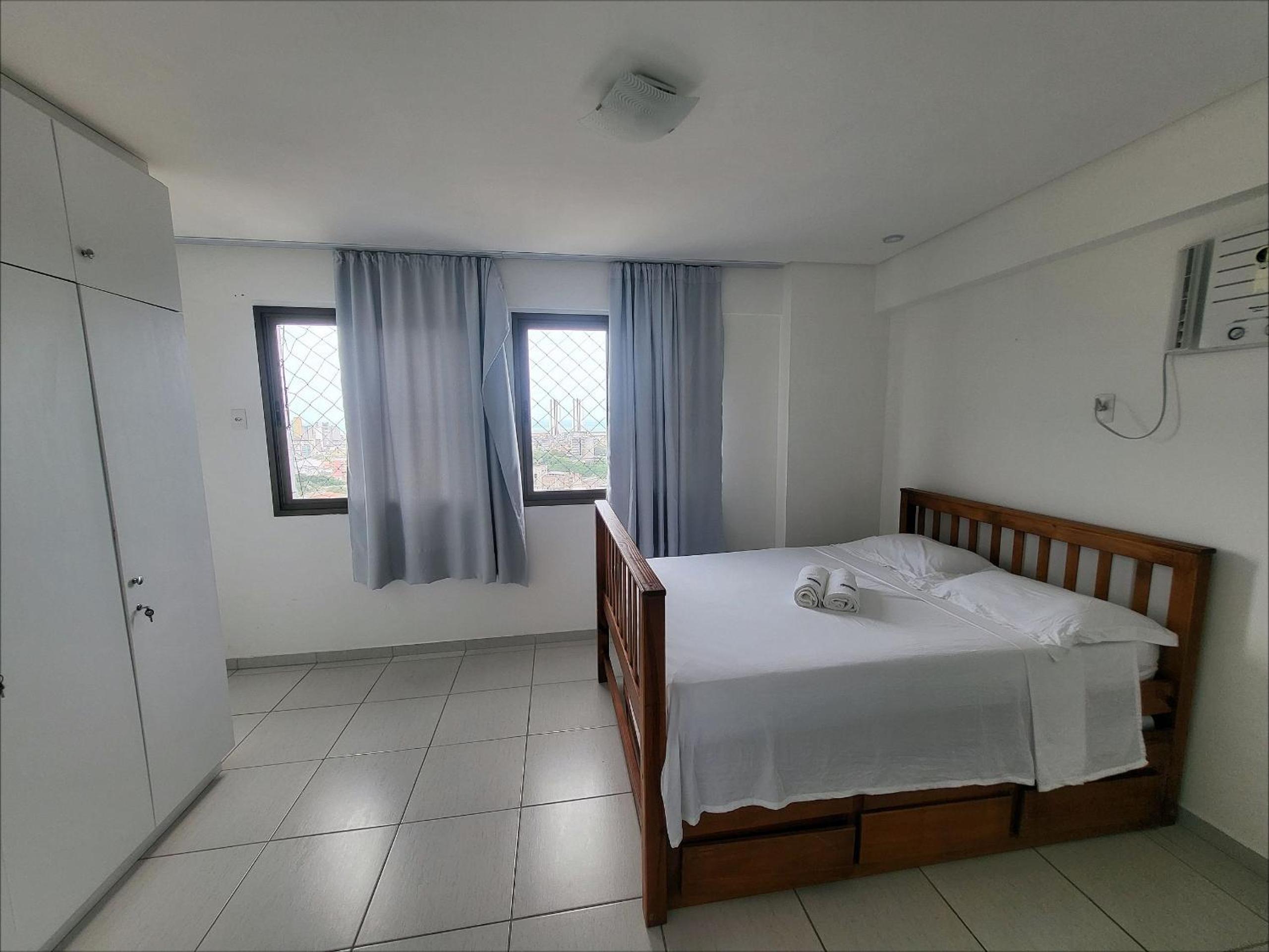 Confortável apartamento com 2 quartos, sendo um suíte, varanda, ampla sala, cozinha área de serviço e banheiro social