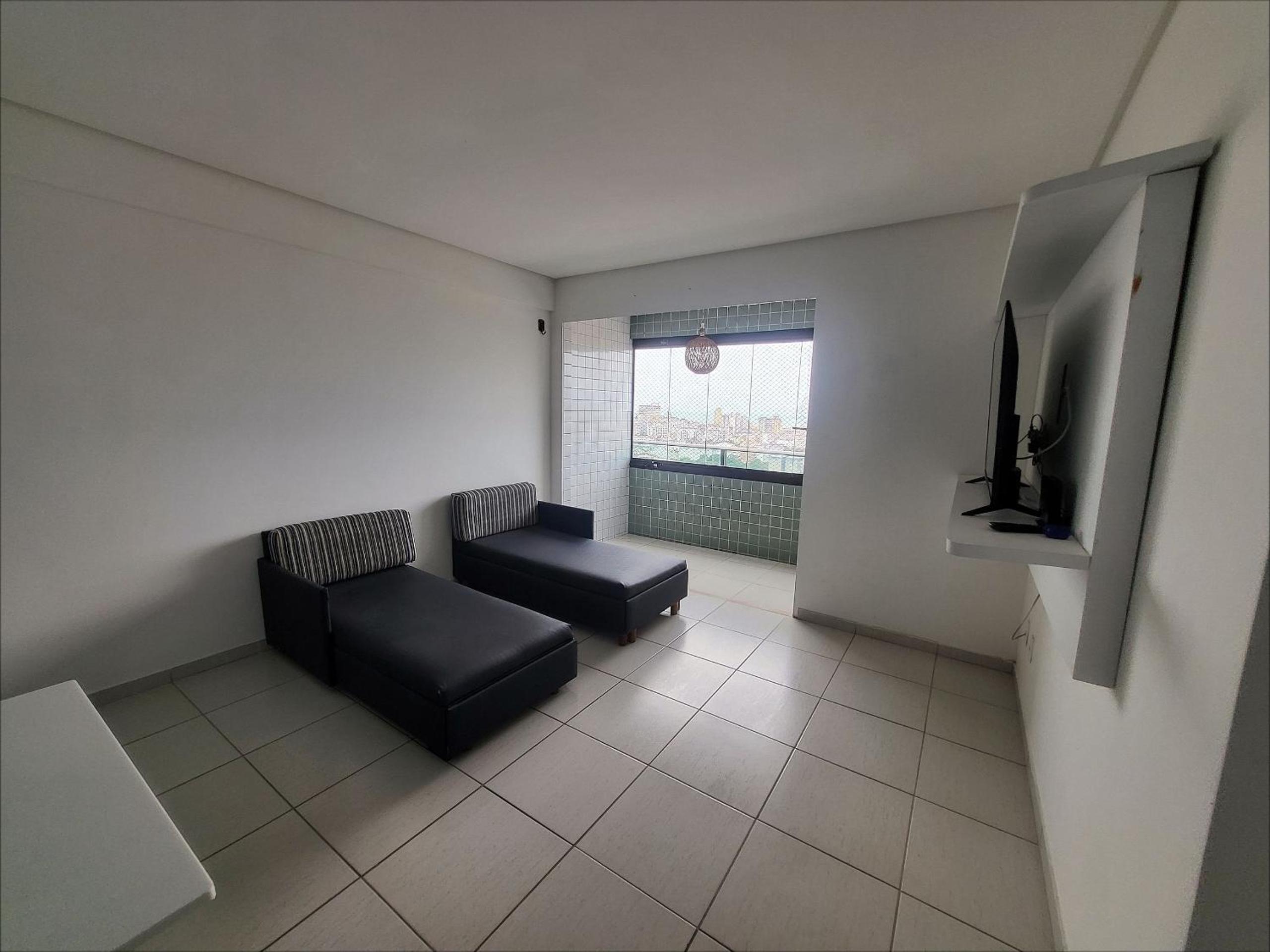 Confortável apartamento com 2 quartos, sendo um suíte, varanda, ampla sala, cozinha área de serviço e banheiro social
