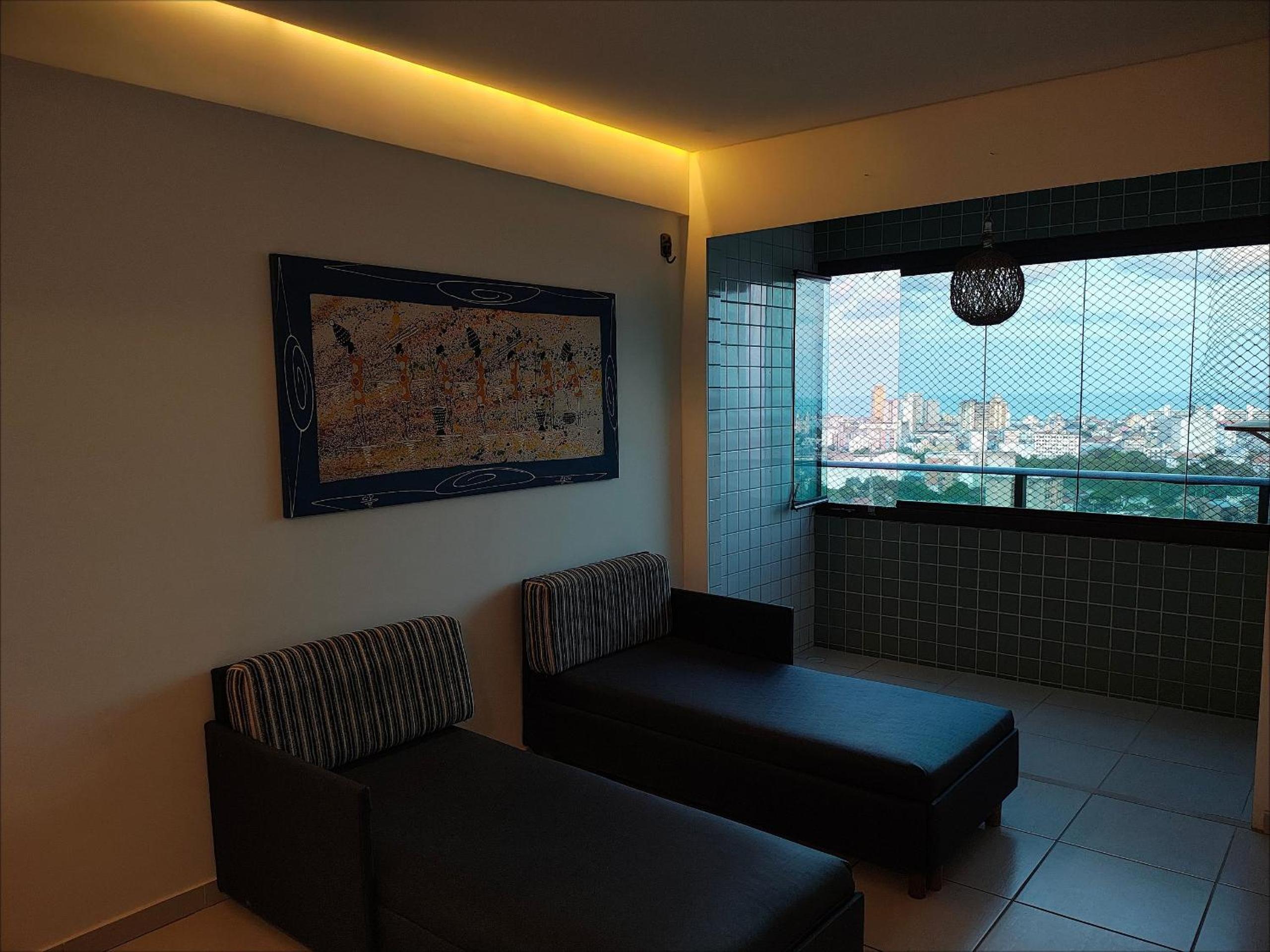 Confortável apartamento com 2 quartos, sendo um suíte, varanda, ampla sala, cozinha área de serviço e banheiro social