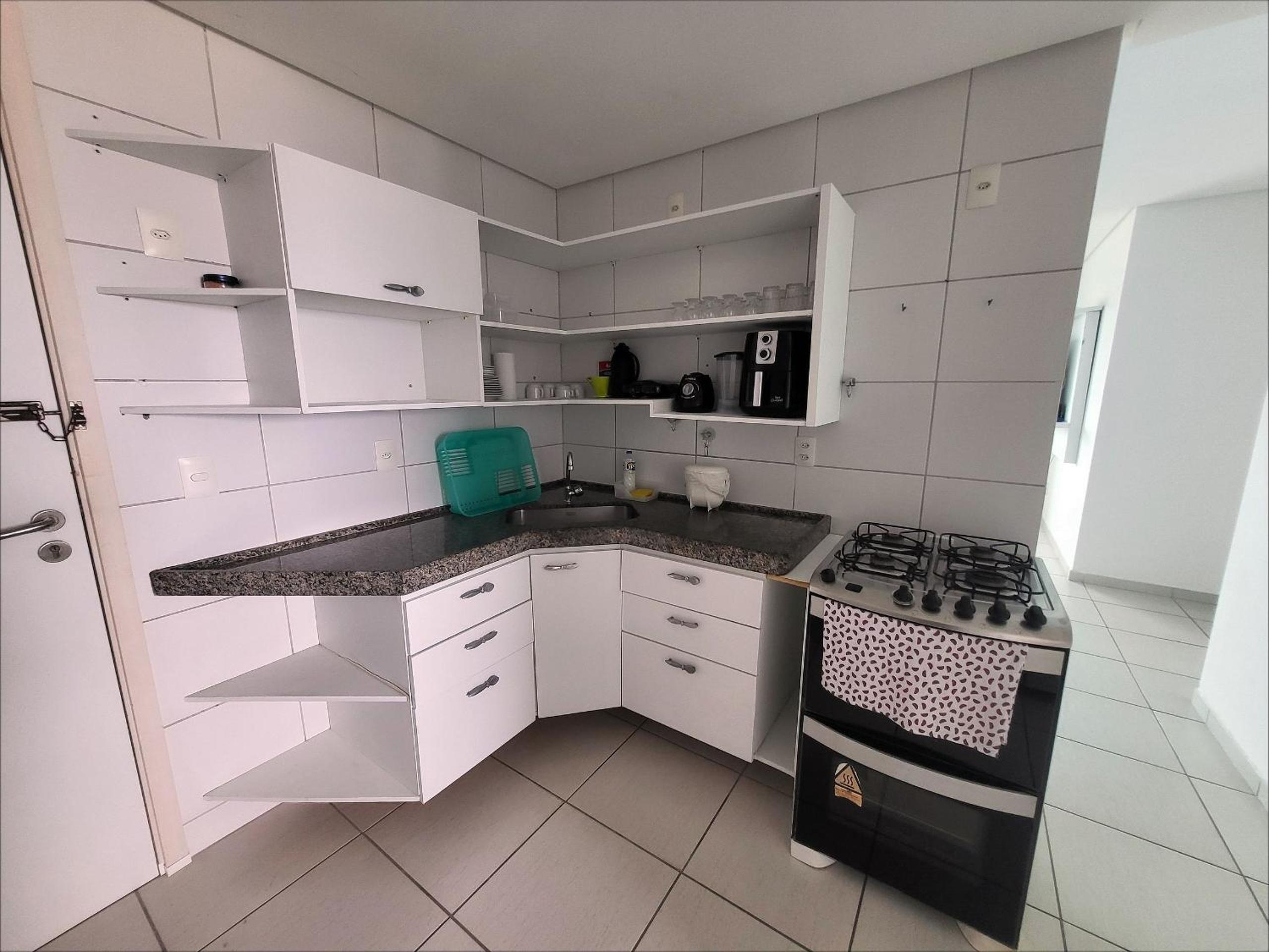 Confortável apartamento com 2 quartos, sendo um suíte, varanda, ampla sala, cozinha área de serviço e banheiro social