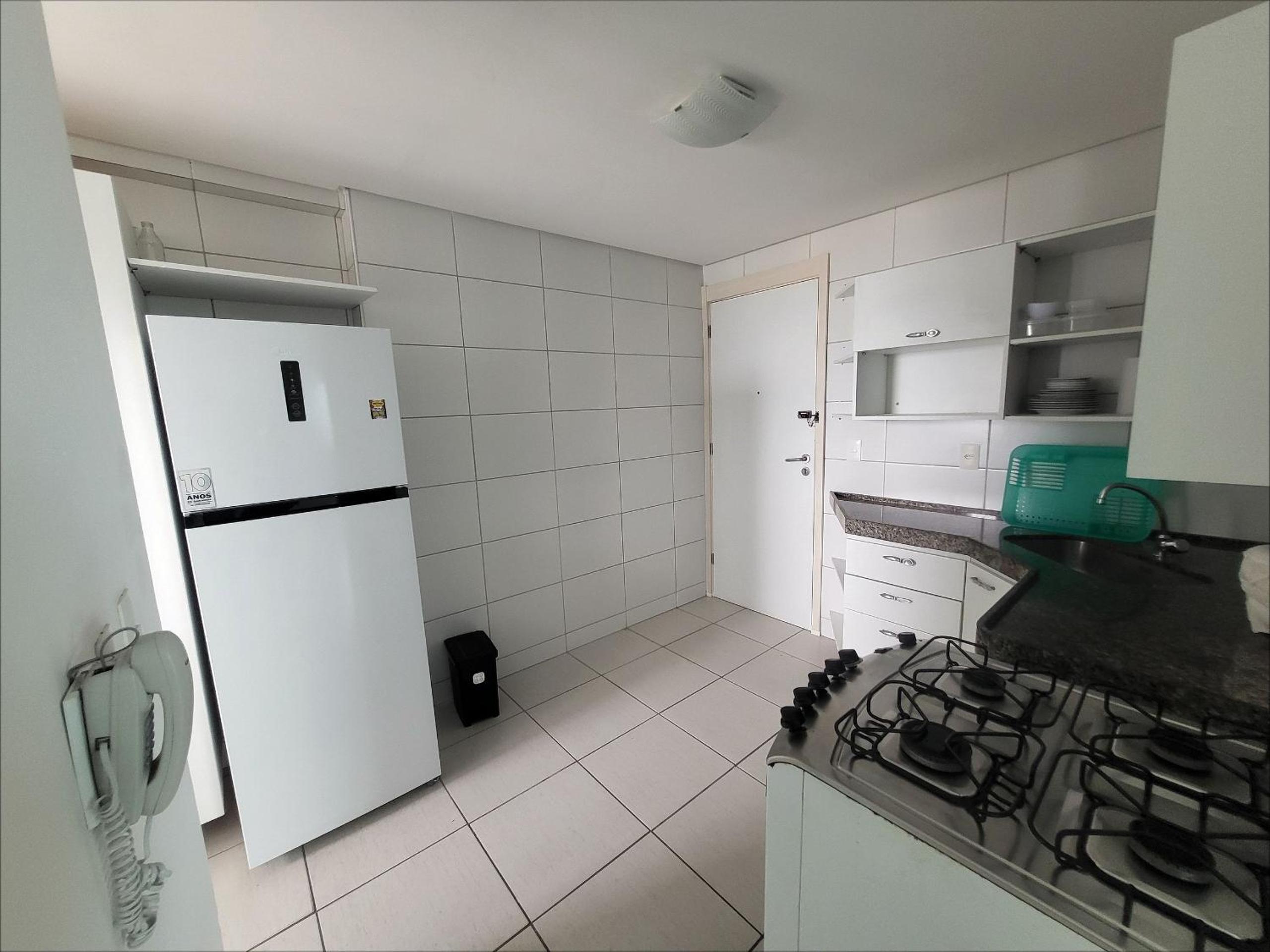 Confortável apartamento com 2 quartos, sendo um suíte, varanda, ampla sala, cozinha área de serviço e banheiro social