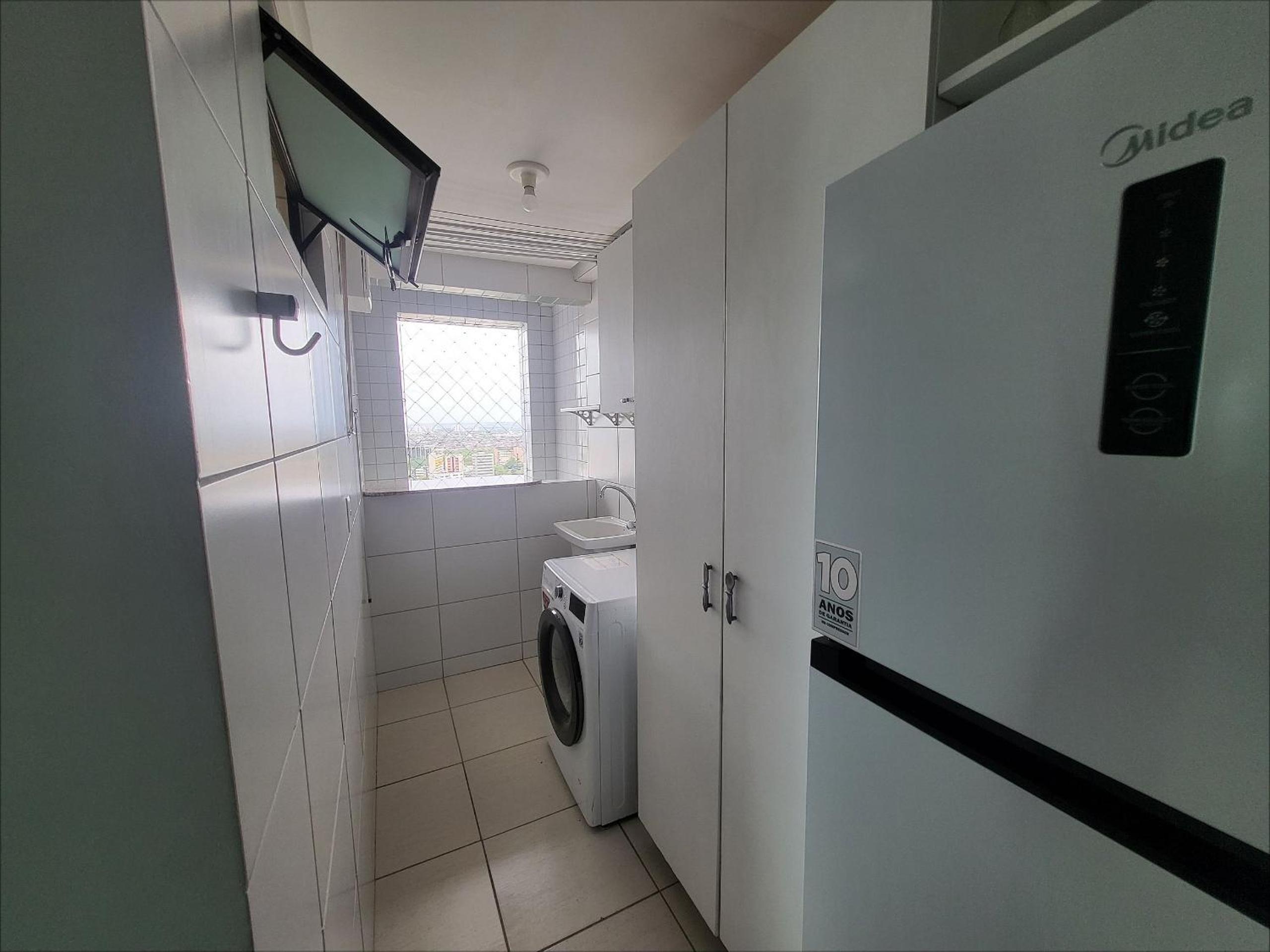 Confortável apartamento com 2 quartos, sendo um suíte, varanda, ampla sala, cozinha área de serviço e banheiro social