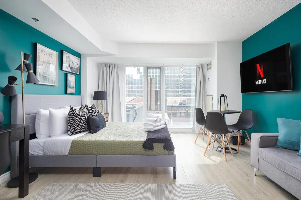Dundas Square Studio with Nightlife Views Heart of the City