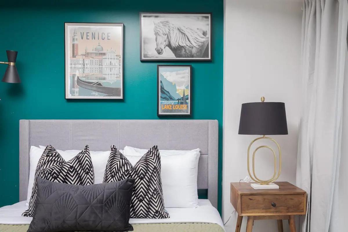 Dundas Square Studio with Nightlife Views Heart of the City