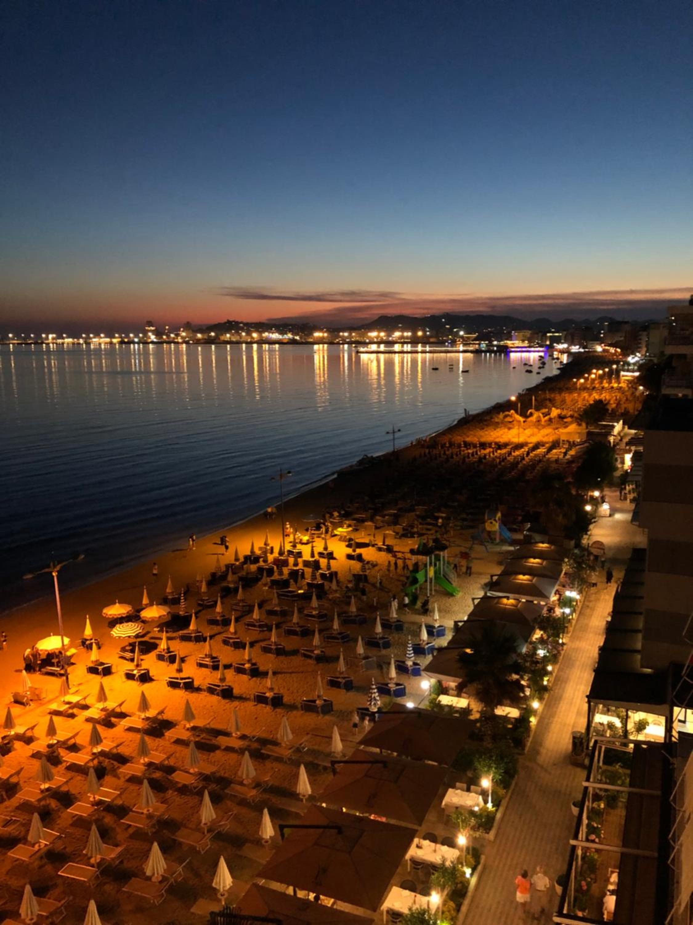 Sun, Sea and Serenity - Beachfront Apt with Sunset Views and Soothing Waves
