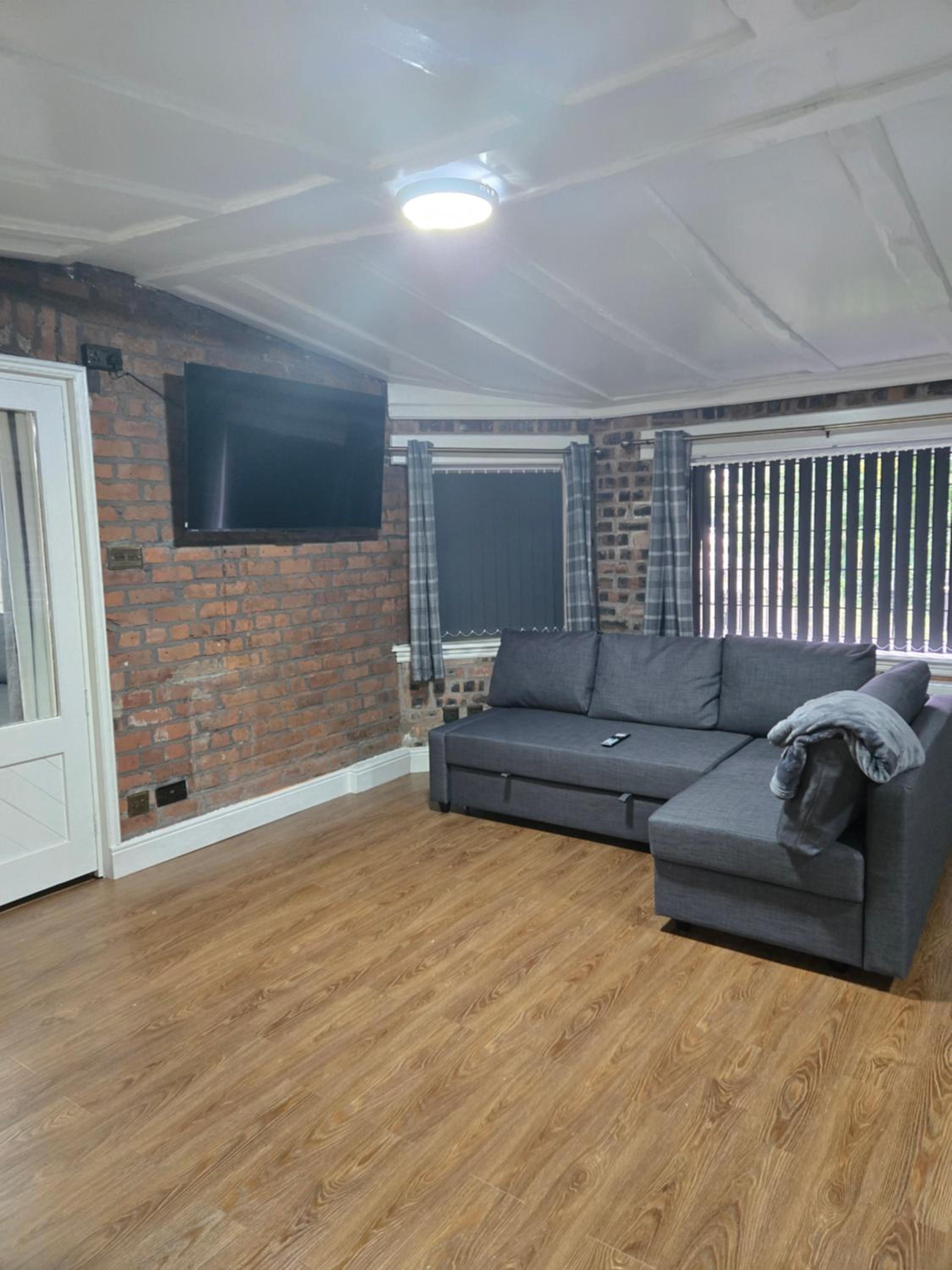 Rainsough Cottage Guest House - Sleeps upto 8 with ensuite - Free Parking & WiFi