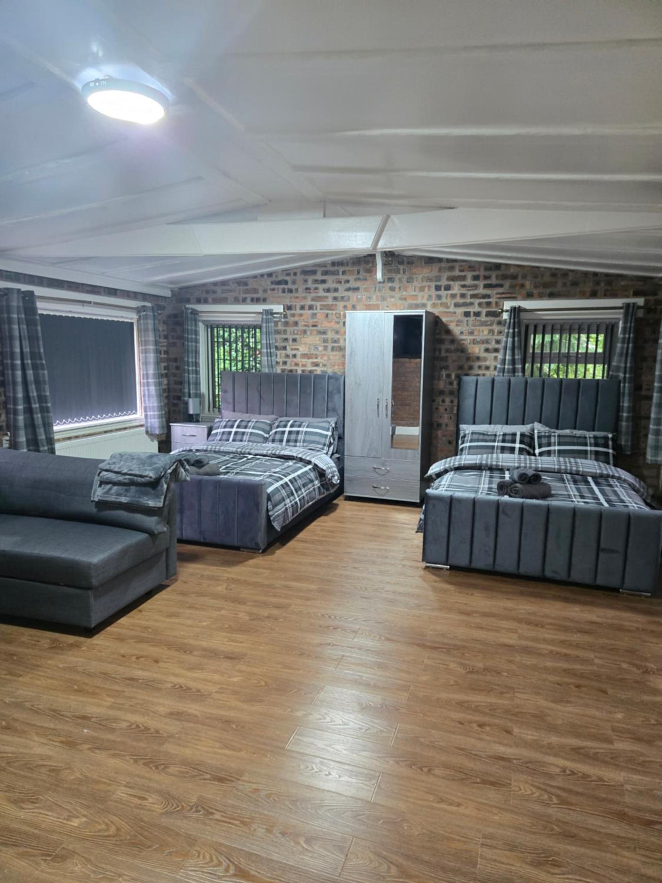 Rainsough Cottage Guest House - Sleeps upto 8 with ensuite - Free Parking & WiFi