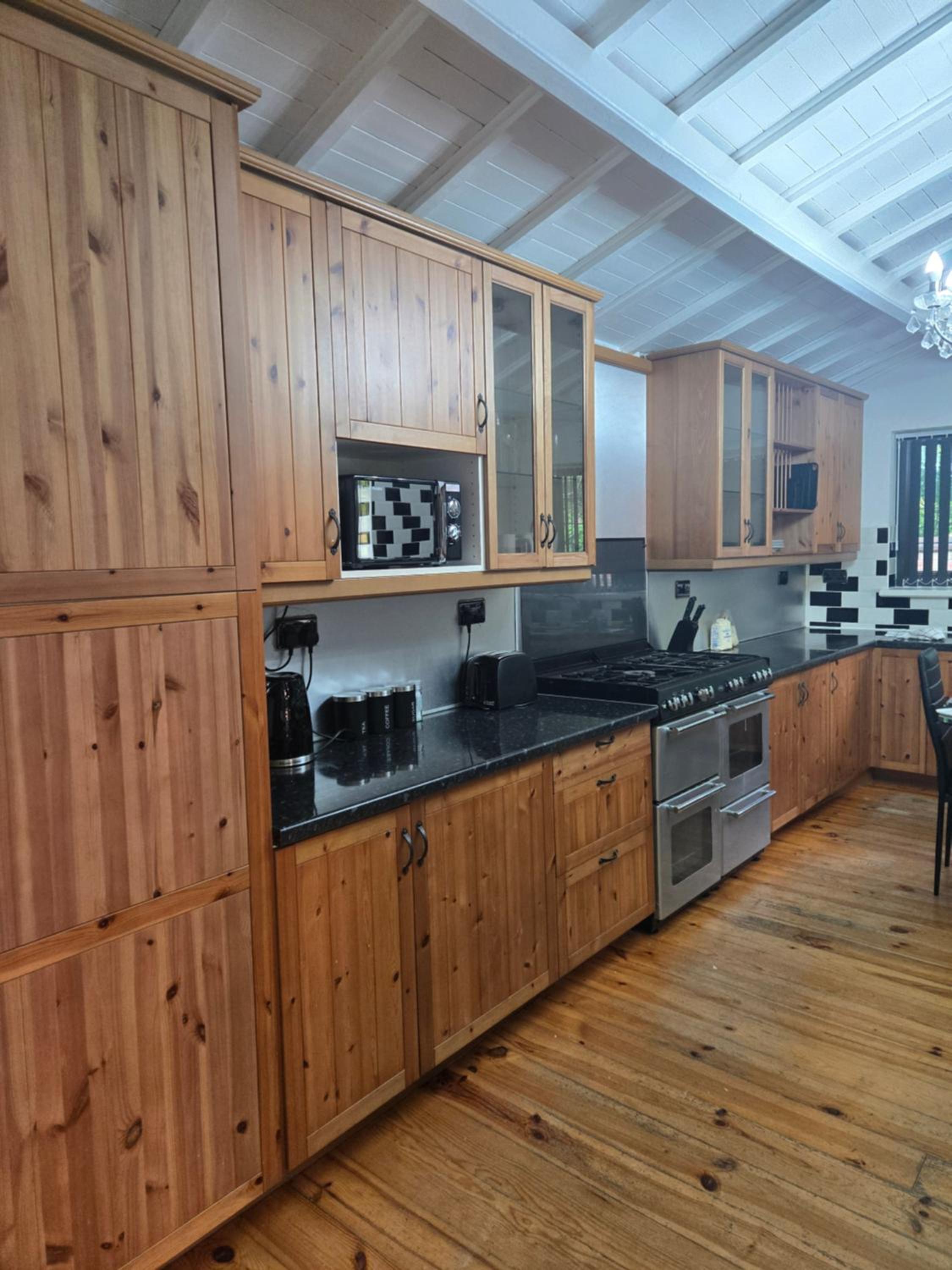 Rainsough Cottage Guest House - Sleeps upto 8 with ensuite - Free Parking & WiFi