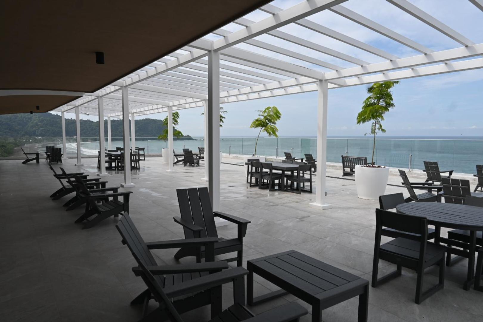 Modern beachfront condo perfect for the digital nomad in vibrant central Jacó