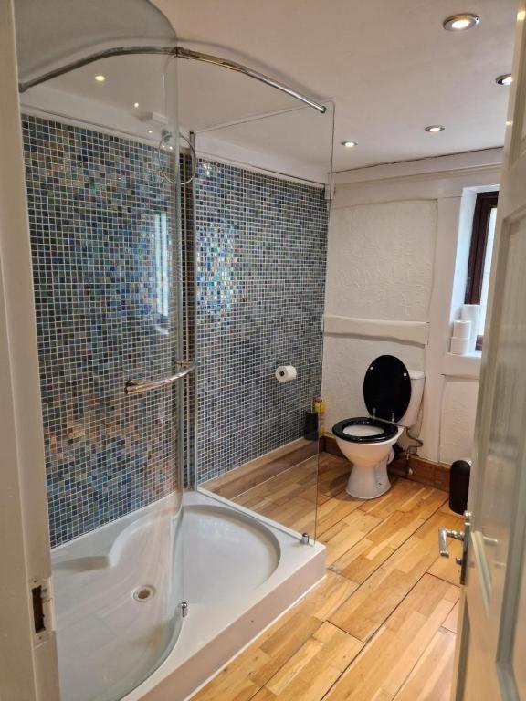 Rainsough Cottage Guest House - Sleeps upto 8 with ensuite - Free Parking & WiFi