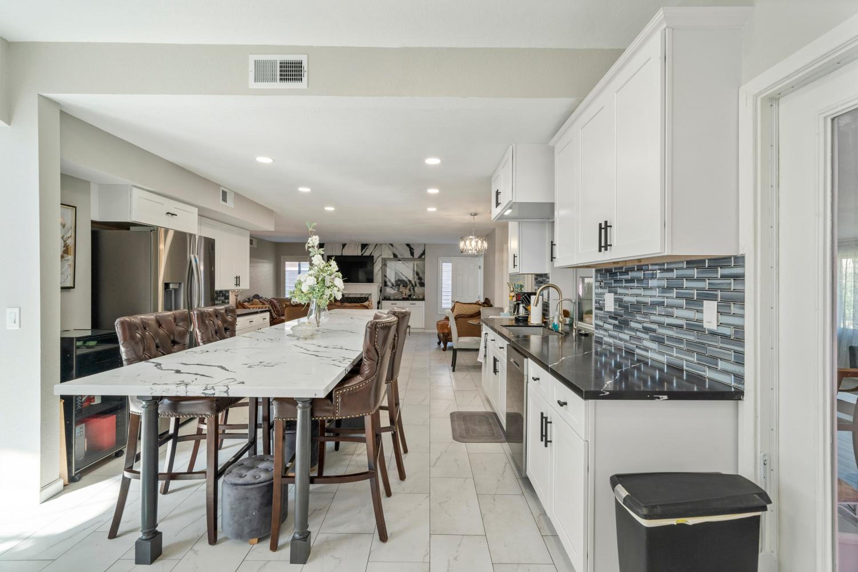 Near Airport & Outlet & ONT Field 6 bedroom large house view 4