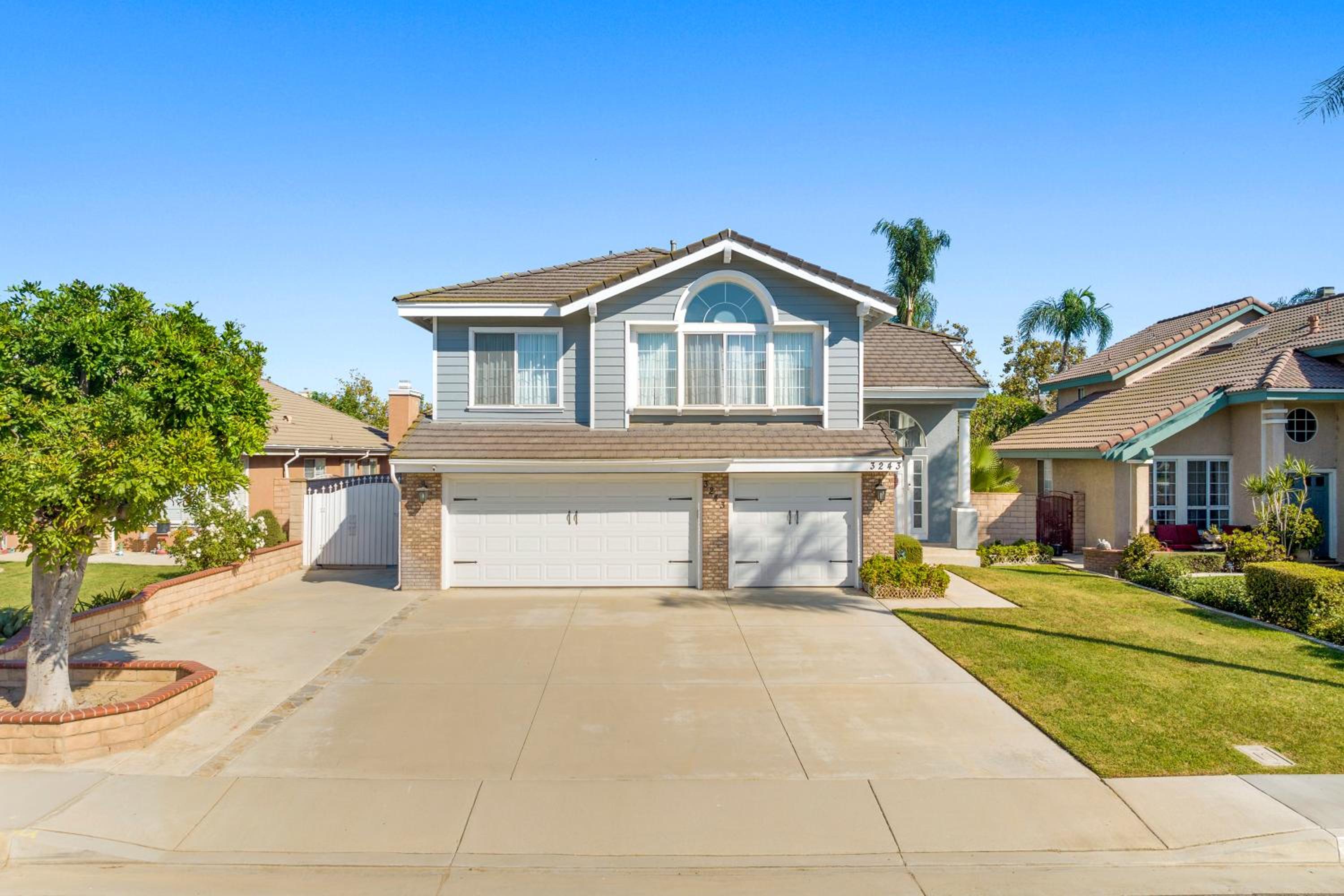 Near Airport & Outlet & ONT Field 6 bedroom large house view 3