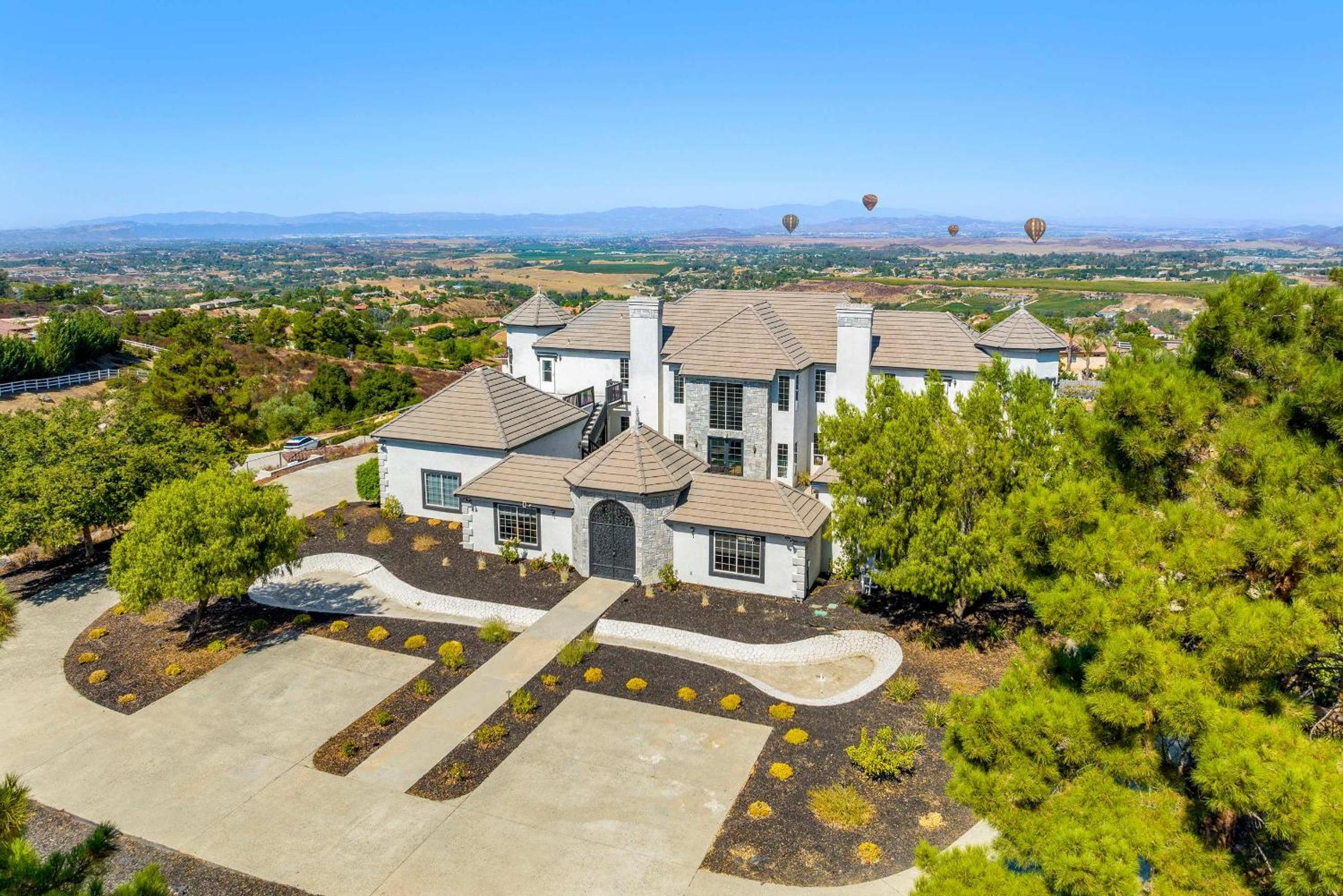 Vineyard Chateau Sanctuary - Sauna - Tennis - Pool view 4