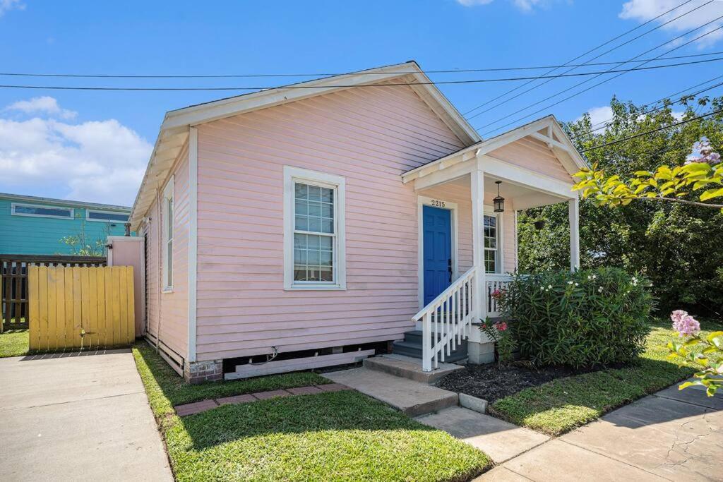 Sea Pink Retreat - Walk to Beach, newly renovated