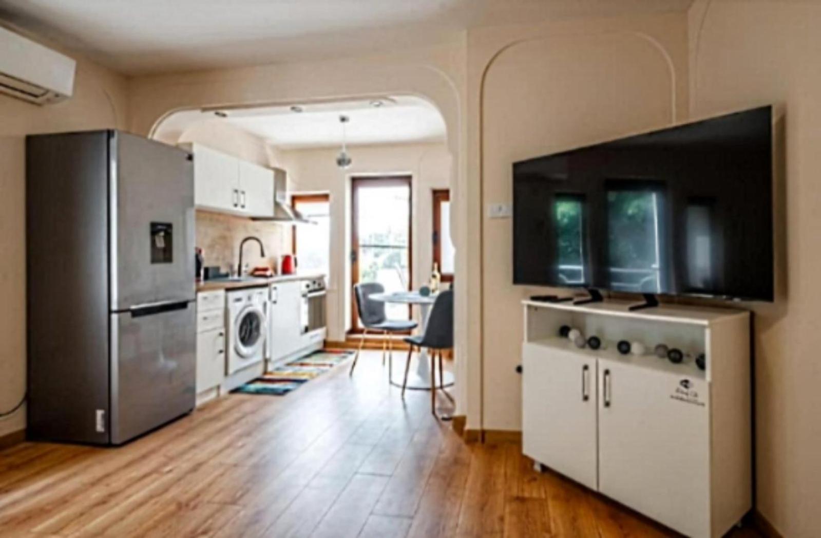 2-Bedroom Flat - Sunny Balcony