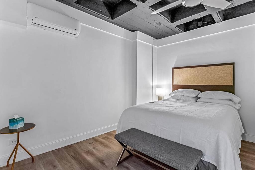 Art Deco-Inspired Apartment Getaway in Buckhead view 4