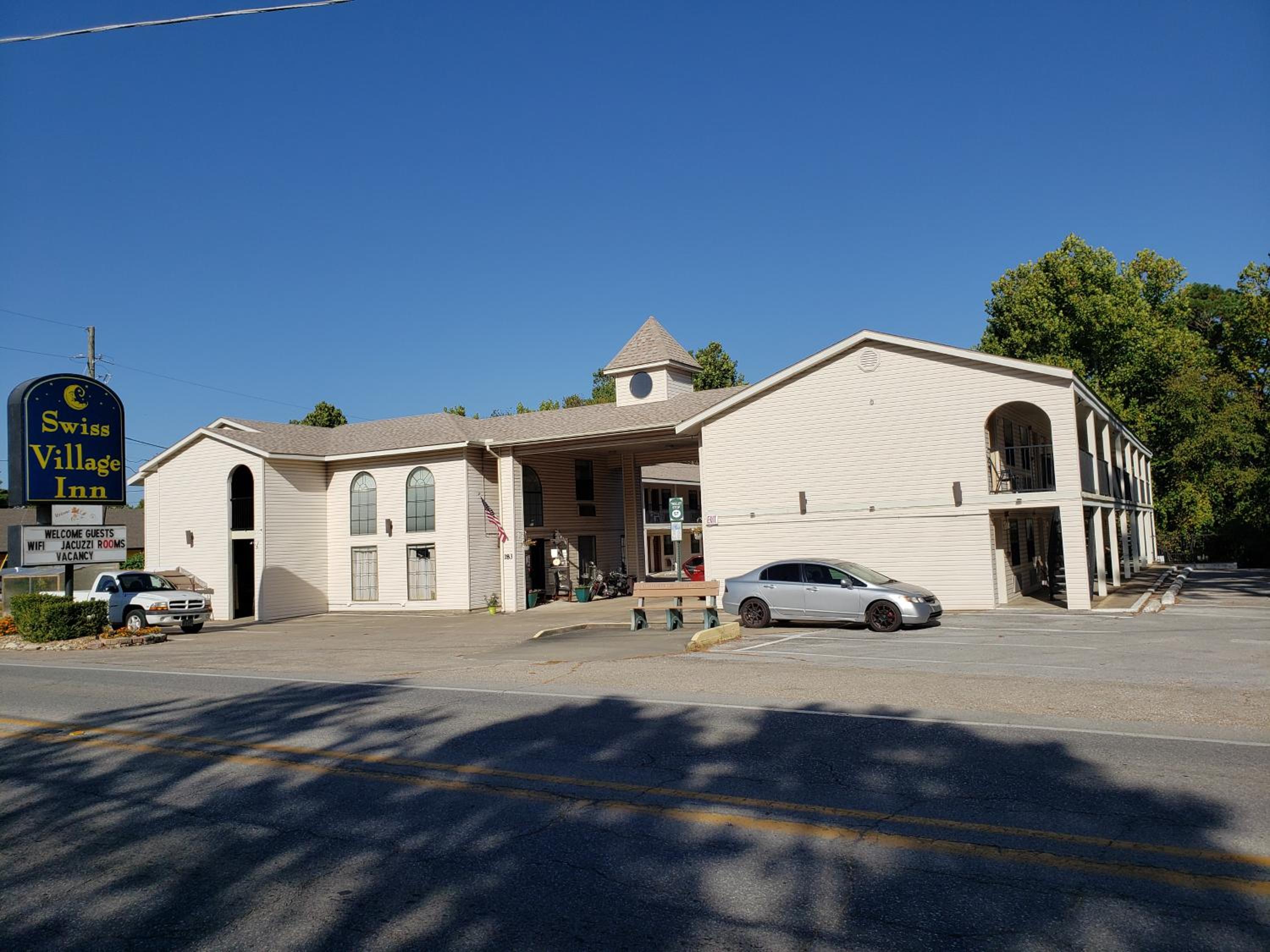 Hotel Swiss Village Inn - Image 1