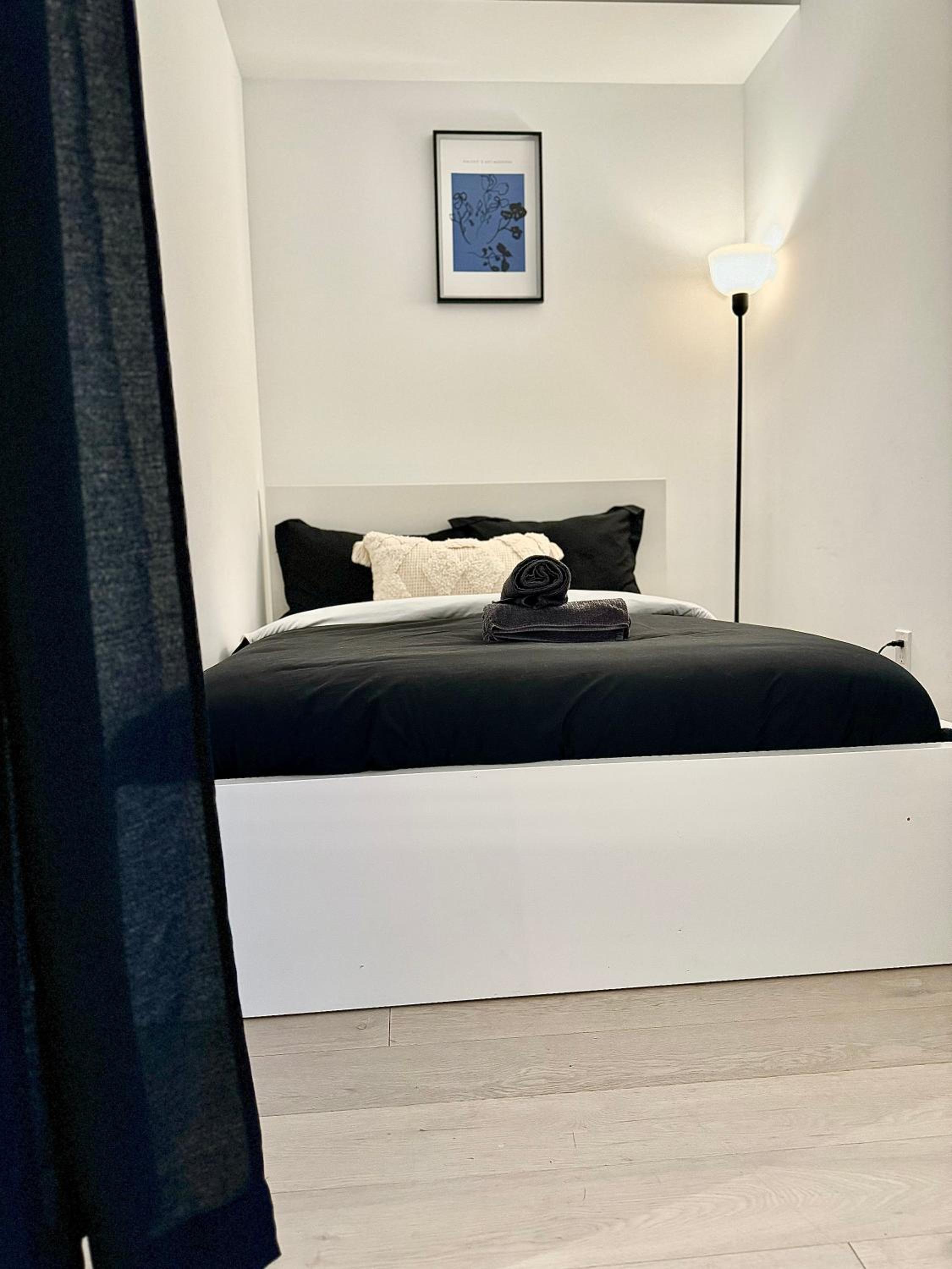 Elegant Condo Near Eaton Centre Mall