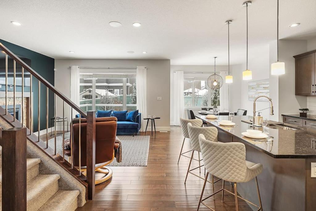 Luxurious Entire House with Cental AC, Double Car Garage Parking, Upgraded Appliances, King Size Bed, Two Living Rooms & More
