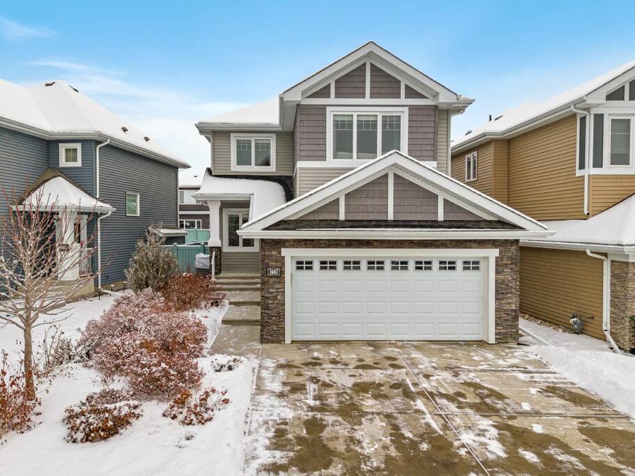 Luxurious Entire House with Cental AC, Double Car Garage Parking, Upgraded Appliances, King Size Bed, Two Living Rooms & More