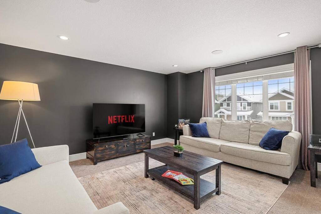 Luxurious Entire House with Cental AC, Double Car Garage Parking, Upgraded Appliances, King Size Bed, Two Living Rooms & More