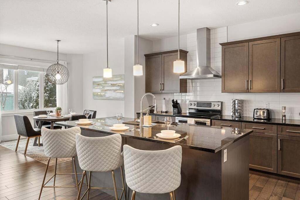 Luxurious Entire House with Cental AC, Double Car Garage Parking, Upgraded Appliances, King Size Bed, Two Living Rooms & More