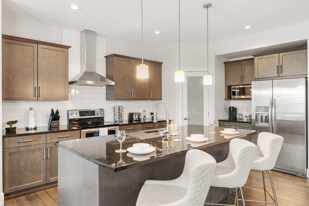 Luxurious Entire House with Cental AC, Double Car Garage Parking, Upgraded Appliances, King Size Bed, Two Living Rooms & More