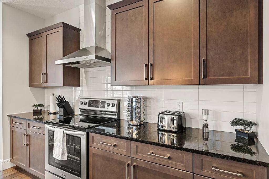Luxurious Entire House with Cental AC, Double Car Garage Parking, Upgraded Appliances, King Size Bed, Two Living Rooms & More