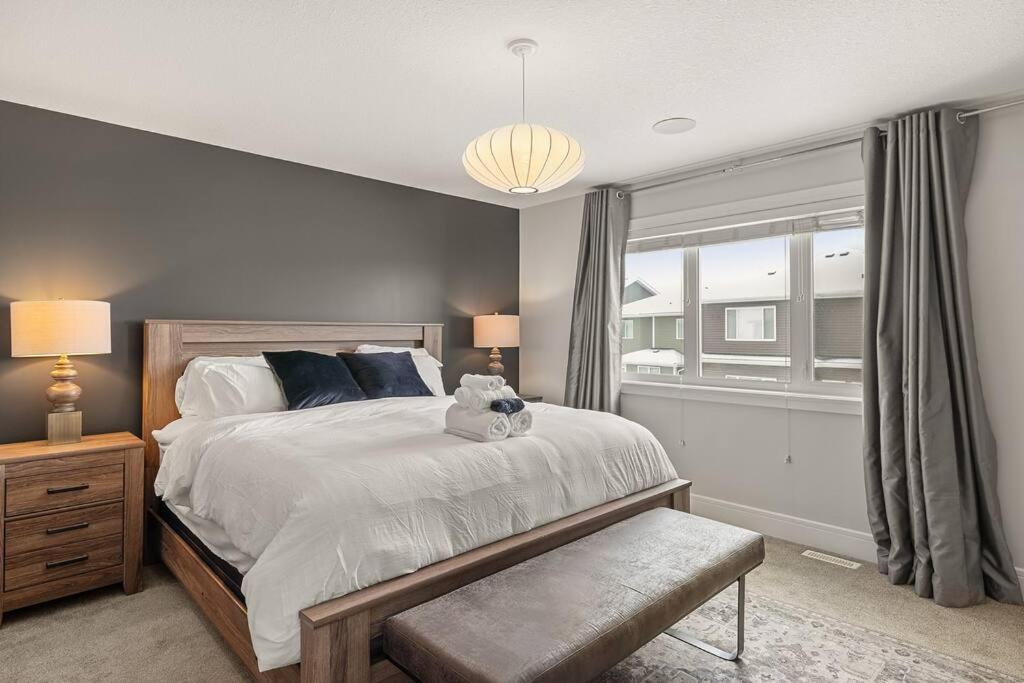 Luxurious Entire House with Cental AC, Double Car Garage Parking, Upgraded Appliances, King Size Bed, Two Living Rooms & More