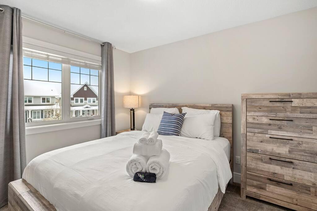 Luxurious Entire House with Cental AC, Double Car Garage Parking, Upgraded Appliances, King Size Bed, Two Living Rooms & More