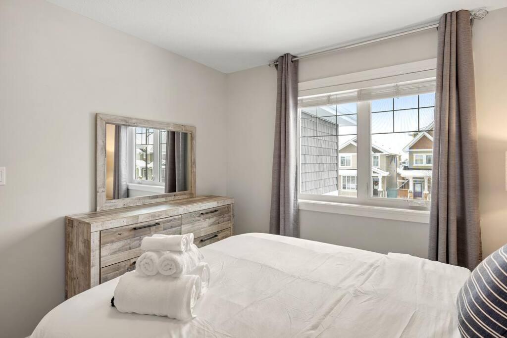 Luxurious Entire House with Cental AC, Double Car Garage Parking, Upgraded Appliances, King Size Bed, Two Living Rooms & More