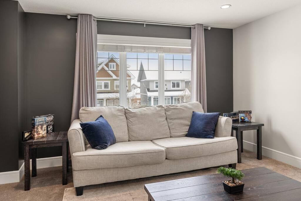 Luxurious Entire House with Cental AC, Double Car Garage Parking, Upgraded Appliances, King Size Bed, Two Living Rooms & More