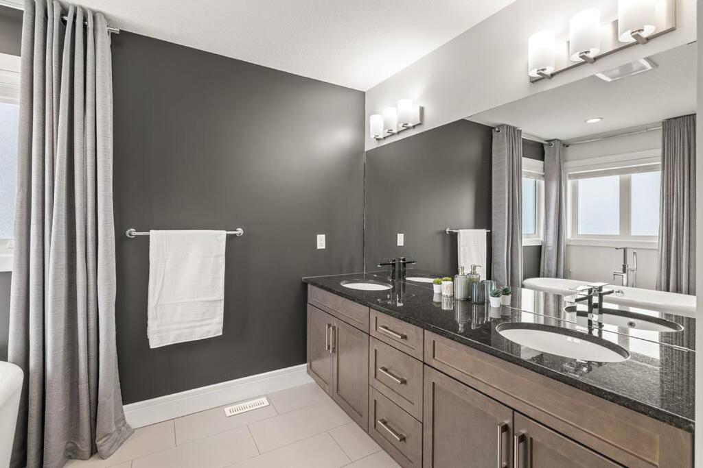 Luxurious Entire House with Cental AC, Double Car Garage Parking, Upgraded Appliances, King Size Bed, Two Living Rooms & More