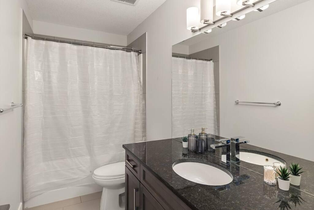 Luxurious Entire House with Cental AC, Double Car Garage Parking, Upgraded Appliances, King Size Bed, Two Living Rooms & More