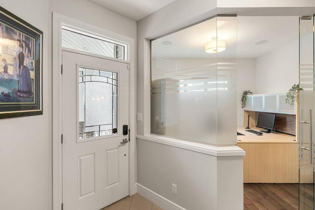 Luxurious Entire House with Cental AC, Double Car Garage Parking, Upgraded Appliances, King Size Bed, Two Living Rooms & More