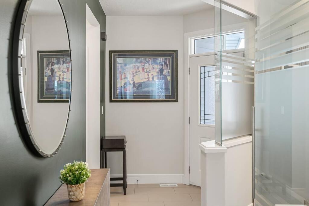 Luxurious Entire House with Cental AC, Double Car Garage Parking, Upgraded Appliances, King Size Bed, Two Living Rooms & More