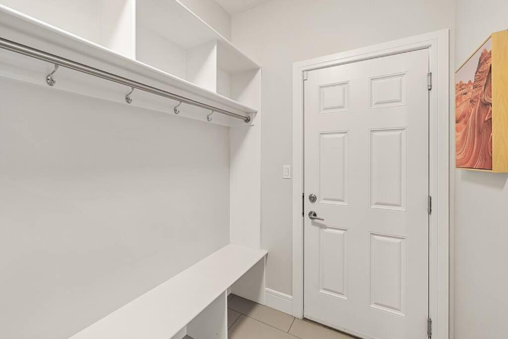 Luxurious Entire House with Cental AC, Double Car Garage Parking, Upgraded Appliances, King Size Bed, Two Living Rooms & More