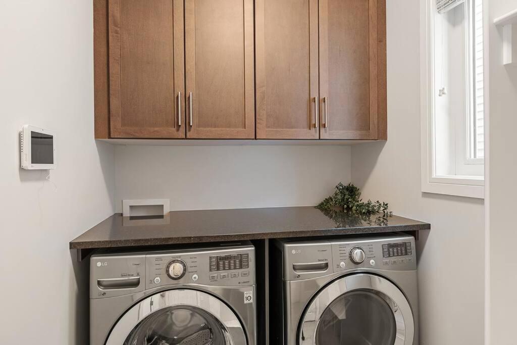 Luxurious Entire House with Cental AC, Double Car Garage Parking, Upgraded Appliances, King Size Bed, Two Living Rooms & More