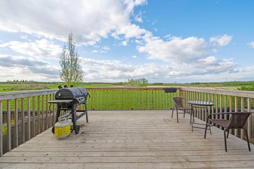 Large Detached Near Anthony Henday in Albany with 2 Living Rooms, Netflix, Office Space, AC, Perfect for Families, Sleeps 13