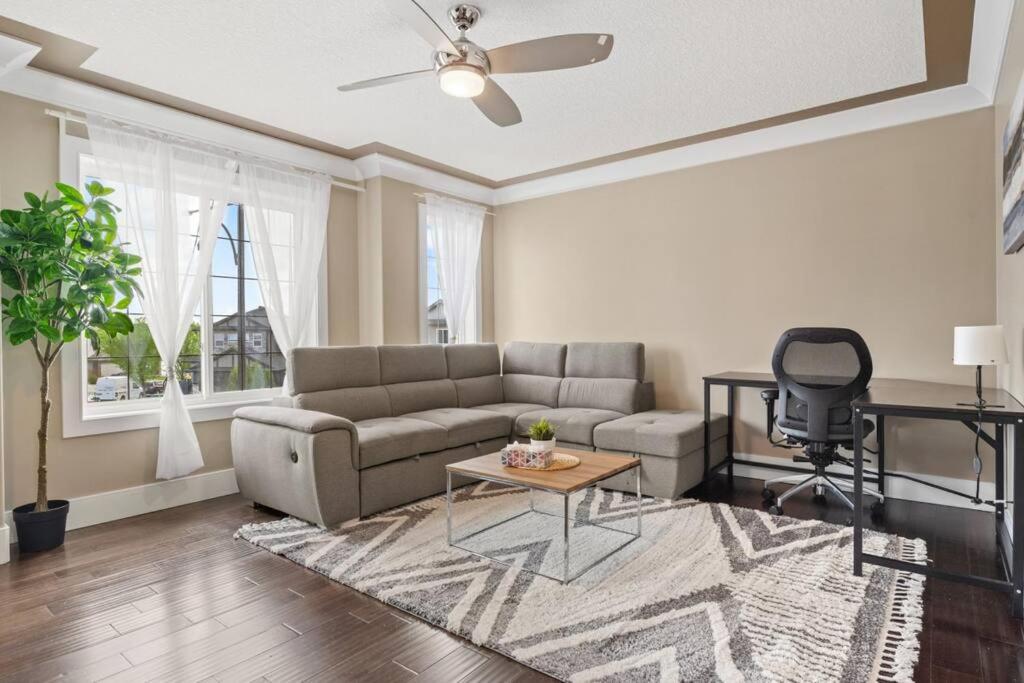 Large Detached Near Anthony Henday in Albany with 2 Living Rooms, Netflix, Office Space, AC, Perfect for Families, Sleeps 13