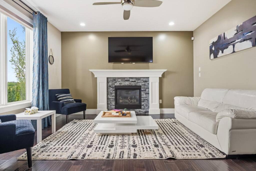 Large Detached Near Anthony Henday in Albany with 2 Living Rooms, Netflix, Office Space, AC, Perfect for Families, Sleeps 13