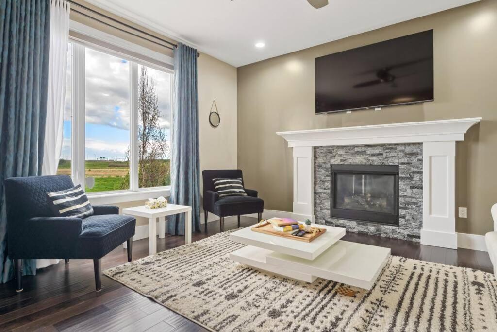Large Detached Near Anthony Henday in Albany with 2 Living Rooms, Netflix, Office Space, AC, Perfect for Families, Sleeps 13