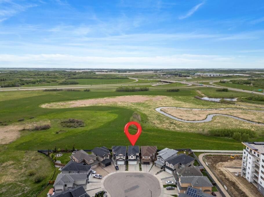 Large Detached Near Anthony Henday in Albany with 2 Living Rooms, Netflix, Office Space, AC, Perfect for Families, Sleeps 13