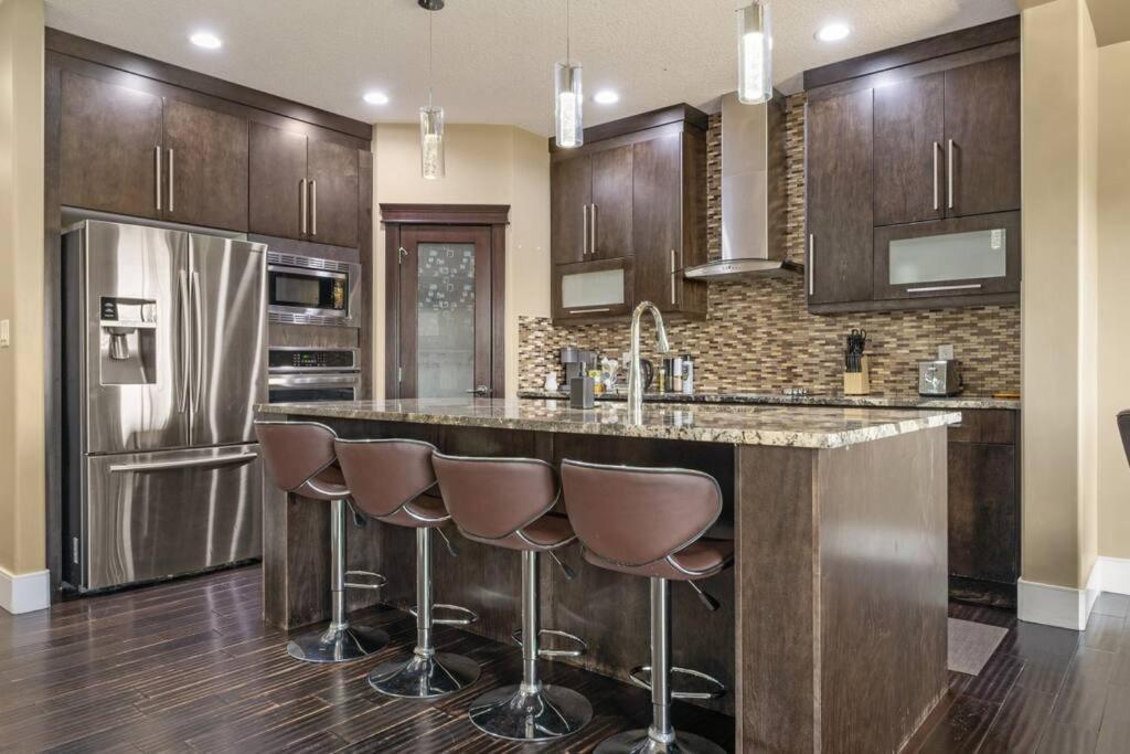 Large Detached Near Anthony Henday in Albany with 2 Living Rooms, Netflix, Office Space, AC, Perfect for Families, Sleeps 13