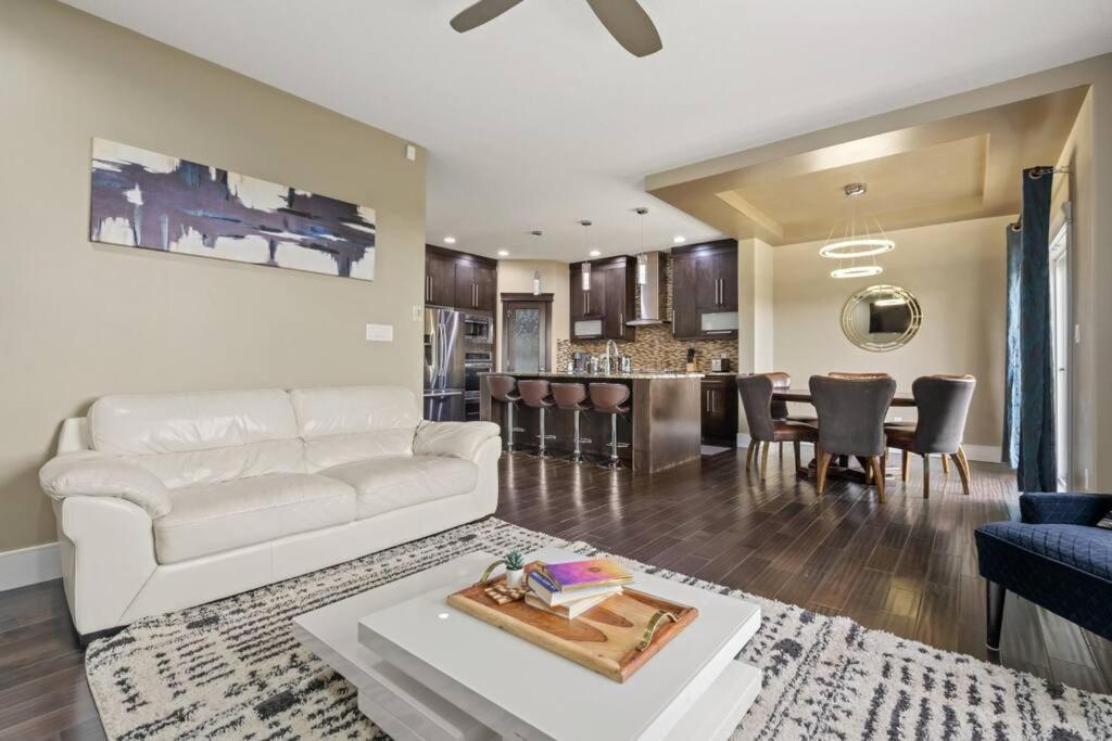 Large Detached Near Anthony Henday in Albany with 2 Living Rooms, Netflix, Office Space, AC, Perfect for Families, Sleeps 13