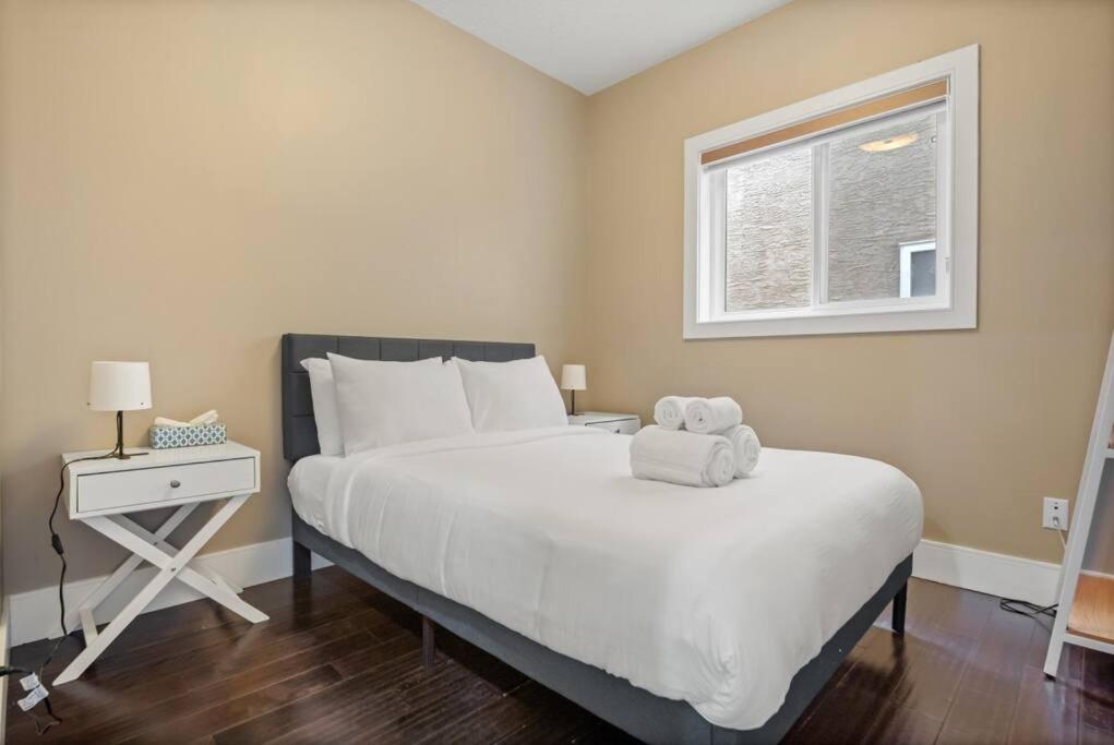 Large Detached Near Anthony Henday in Albany with 2 Living Rooms, Netflix, Office Space, AC, Perfect for Families, Sleeps 13